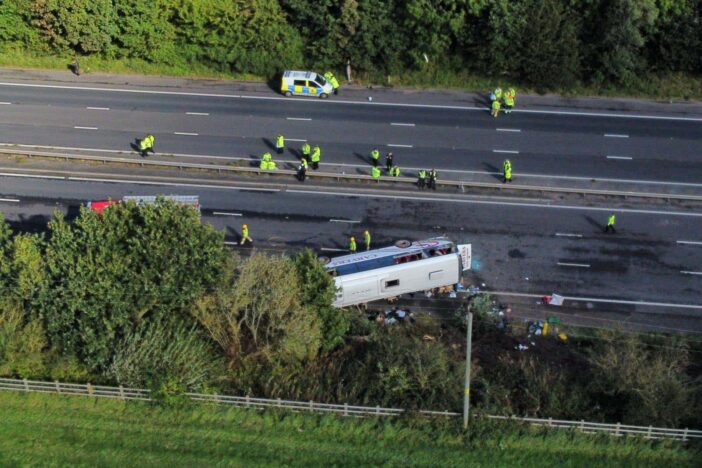 Újabb fejlemények az angliai buszbaleset kapcsán: a sofőrnek „egészségügyi problémái” támadhattak a volánnál a baleset előtt 5