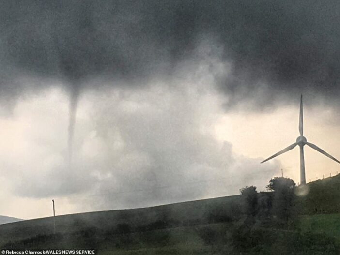 Hatalmas felhőszakadás és kisebb tornádók is voltak Angliában: a tegnapi vihar képekben 15