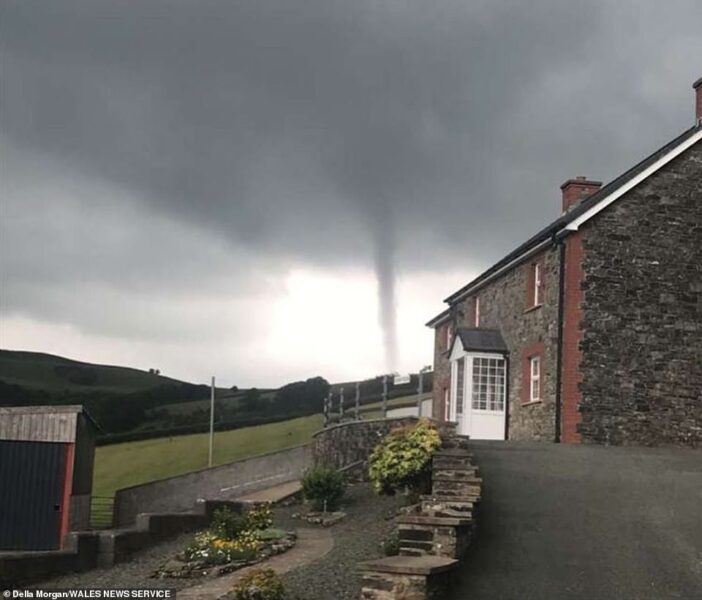 Hatalmas felhőszakadás és kisebb tornádók is voltak Angliában: a tegnapi vihar képekben 16
