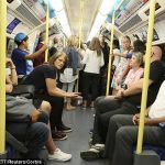 „Ez nem a ti országotok” – náci karlendítések közepette szidta a bevándorlókat a londoni metrón