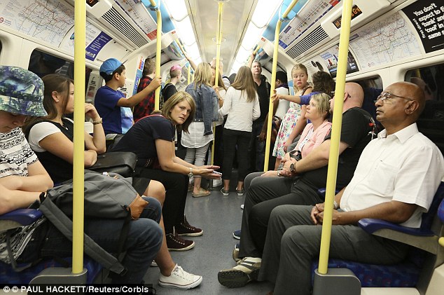 "Ez nem a ti országotok" - náci karlendítések közepette szidta a bevándorlókat a londoni metrón 2