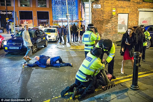 2FB9B1FA00000578-3381257-This_picture_of_Manchester_during_the_New_Year_s_Eve_celebration-a-1_1451670865128