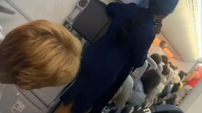 Drámai jelenetek egy Londonba tartó repülőn: az egyik utas megpróbálta kinyitni a gép ajtaját a levegőben