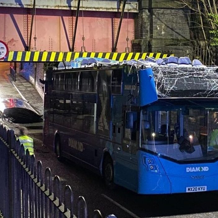 Leszakadt az egész teteje egy emeletes busznak Angliában, miután hídnak csapódott 5
