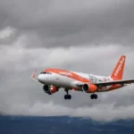 Másodperceken múlt, hogy egy angliai easyJet járat nem ütközött össze egy másik géppel leszállásnál a kifutópályán