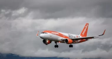 Másodperceken múlt, hogy egy angliai easyJet járat nem ütközött össze egy másik géppel leszállásnál a kifutópályán
