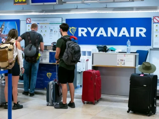 A Ryanair jutalékot ad a dolgozóknak, ha lebuktatják a szabálytalan, túlsúlyos poggyászt cipelő utasokat