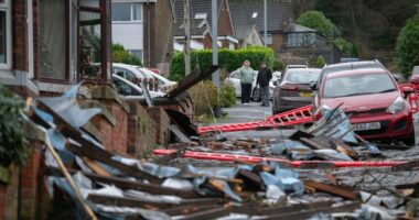 "A lámpaoszlopok himbálóztak a fák dominókként dőltek el egymás után" - a helyi lakók mesélnek a szerdai közép-angliai tornádóról