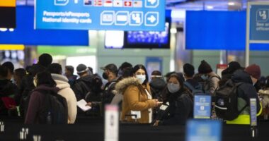 Tarthatatlanná kezd válni a helyzet a brit határon: 6 órás sorok a Heathrow reptéren