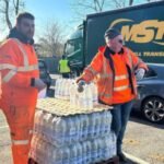 Elfogyott a víz az egyik városban Angliában – több tízezren maradtak ivóvíz nélkül, káosz a vízosztó pontokon