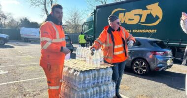 Elfogyott a víz az egyik városban Angliában - több tízezren maradtak ivóvíz nélkül, káosz a vízosztó pontokon