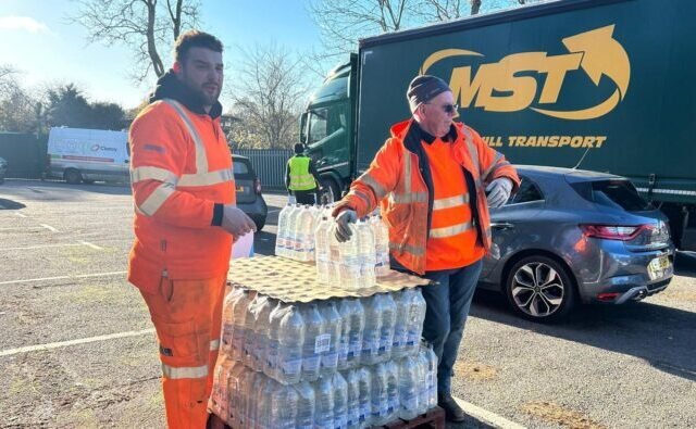 Elfogyott a víz az egyik városban Angliában – több tízezren maradtak ivóvíz nélkül, káosz a vízosztó pontokon