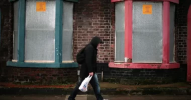 Egyre többen nem mennek dolgozni, és szégyellnek találkozni a munkatársaikkal és az ismerőseikkel Angliában, mert a válság miatt nincs pénzük tisztálkodási szerekre