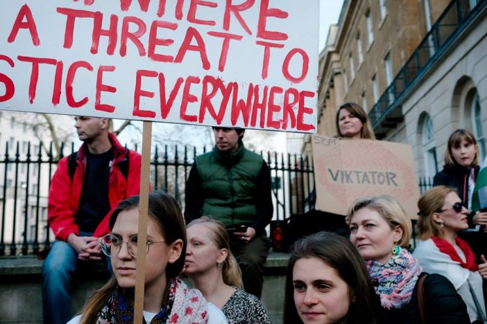Ilyen volt a Londoni magyar tüntetés képekben: az angliai magyarság is utcára vonult 12