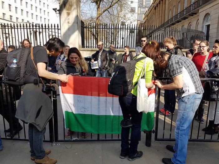 Ilyen volt a Londoni magyar tüntetés képekben: az angliai magyarság is utcára vonult 4