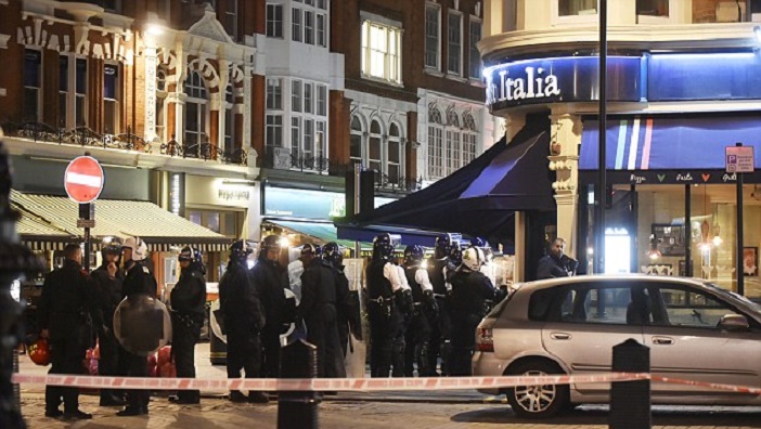 Túszdráma London belvárosában: késsel tartott sakkban 3 embert az éttermi pincér 2