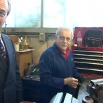 Magyar bevándorló égette be a brit UKIP párt vezetőjét egy gyárlátogatáson