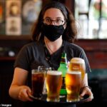 Este 10-től záróra a kocsmáknak és az éttermeknek Angliában