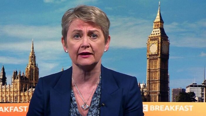 Raktárépületekbe tenné át a migránsokat és a menekülteket a brit belügyminiszter a migránshotelekből - egészen döbbenetes Raktárépületekbe tenné át a migránsokat és a menekülteket a brit belügyminiszter a migránshotelekből - egészen döbbenetes