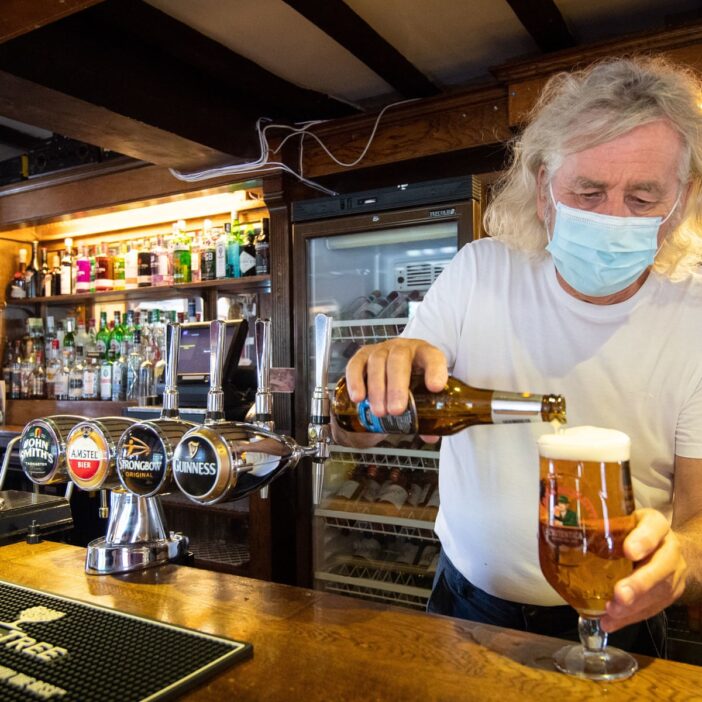 £5000-ra (2m Ft) büntettek egy 79 éves nyugdíjast 1 korsó sör miatt, pedig egyedül itta 3