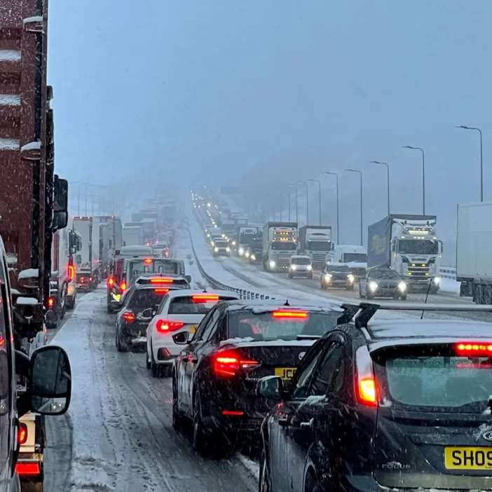 Ezrek rekedtek az autóikban az M62-es autópályán éjszakára a hóvihar miatt Angliában 5