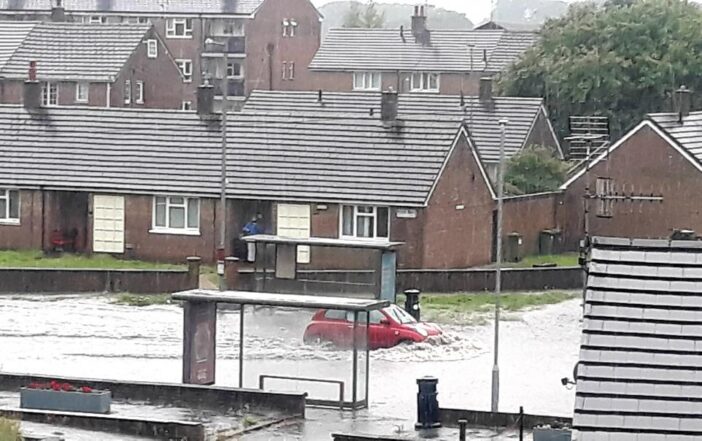 Hatalmas vihar és esőzés volt Nagy-Britannia egyes részein: több helyen utcák váltak járhatatlanná, akkora áradás volt 7
