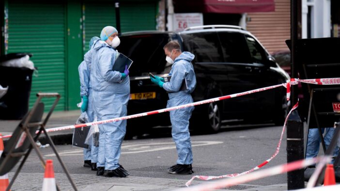 A nyílt utcán, az emberek szeme láttára késeltek halálra egy férfit London belvárosában 5