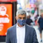 Újabb szigorításokat akarnak Angliában: lehet kint is kötelező lesz a maszk