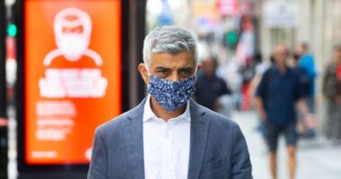 Újabb szigorításokat akarnak Angliában: lehet kint is kötelező lesz a maszk