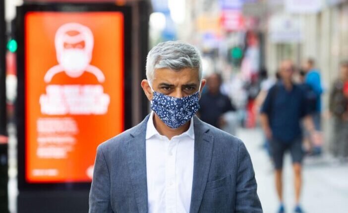 Újabb szigorításokat akarnak Angliában: lehet kint is kötelező lesz a maszk