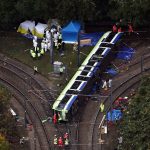 Horror tömegbaleset Londonban: felborult egy villamos, több halott és vagy 40 sérült