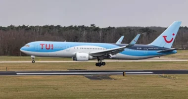 Kiesett a repülőgépből egy légiutas kísérő Angliában, miután valami miatt indulás előtt kinyitotta az ajtót