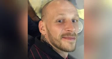 Verekedni kezdett mindenkivel, alig bírták lefogni, majd kicsivel később rosszul lett és meghalt az egyik angliai járat balhés utasa