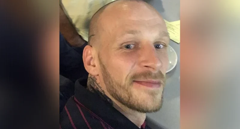 Verekedni kezdett mindenkivel, alig bírták lefogni, majd kicsivel később rosszul lett és meghalt az egyik angliai járat balhés utasa