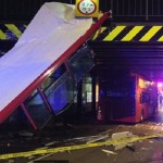 Híd tépte le egy busz teljes emeletét Londonban: hét ember ült odafent