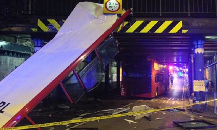 Híd tépte le egy busz teljes emeletét Londonban: hét ember ült odafent 2