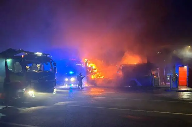 14 éves gyerek gyújtott fel egy emeletes buszt Angliában