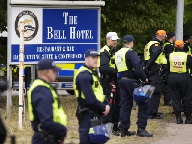 Az Epping-i migránshotel ügyében a Belügyminisztérium nyerte a fellebbezést – maradhatnak a migránsok, újabb erőszakos tüntetések jöhetnek