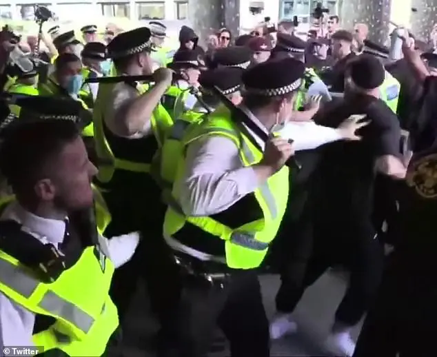 Kezd elszabadulni a pokol Londonban: az oltásellenes tüntetők megrohamozták a BBC egyik épületét 3