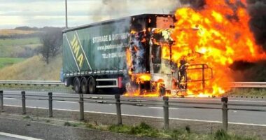 Kigyulladt és egy hatalmas tűzgolyóvá vált egy kamion menet közben az egyik autópályán Angliában