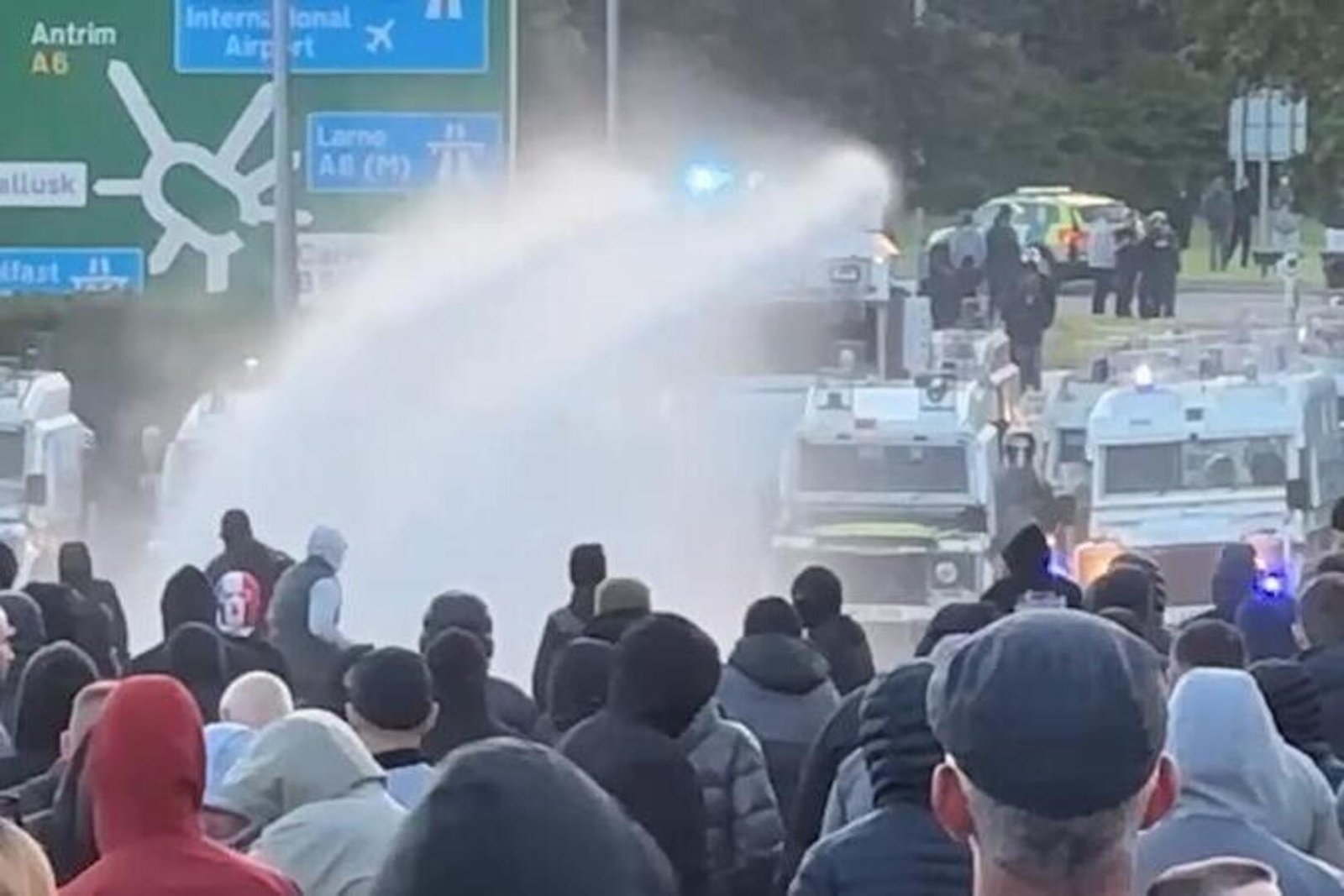 Egyre rosszabb a helyzet Belfastban: utcák lángokban, a rendőrség vízágyúval oszlatta a tömeget Egyre rosszabb a helyzet Belfastban: utcák lángokban, a rendőrség vízágyúval oszlatta a tömeget