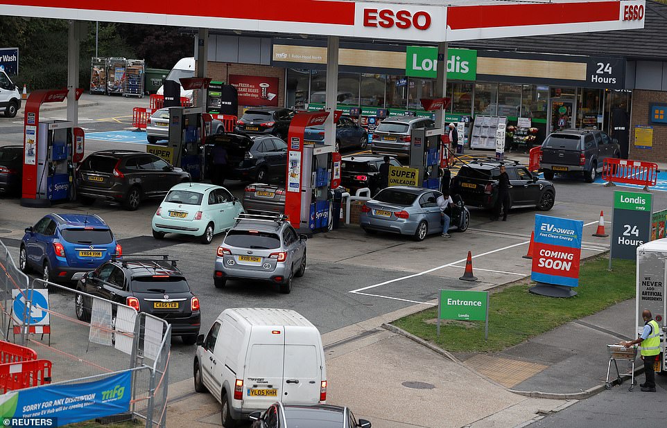 Elképesztő méreteket kezd ölteni a pánik üzemanyag vásárlás Angliában (képek, videók) 7