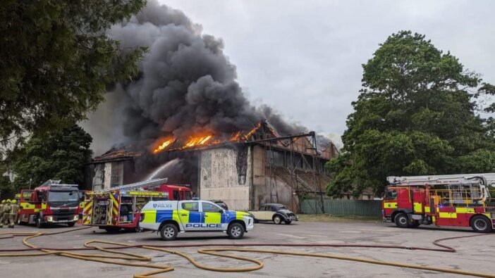 Súlyos tűzeset Angliában: Két tűzoltó és egy civil is életét vesztette a volt RAF bázison keletkezett tűzvészben