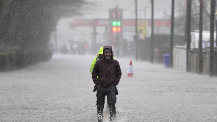 Chandra vihar legfrissebb: járattörlések, áramkimaradások és életveszélyes áradások sújtják az Egyesült Királyságot