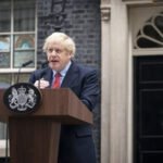 Boris Johnson felkérte a pártját, segítsék újra hatalomra, mert csak ő mentheti meg a kormányt a csúfos bukástól