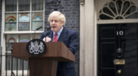 Boris Johnson felkérte a pártját, segítsék újra hatalomra, mert csak ő mentheti meg a kormányt a csúfos bukástól 2