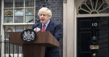 Boris Johnson felkérte a pártját, segítsék újra hatalomra, mert csak ő mentheti meg a kormányt a csúfos bukástól