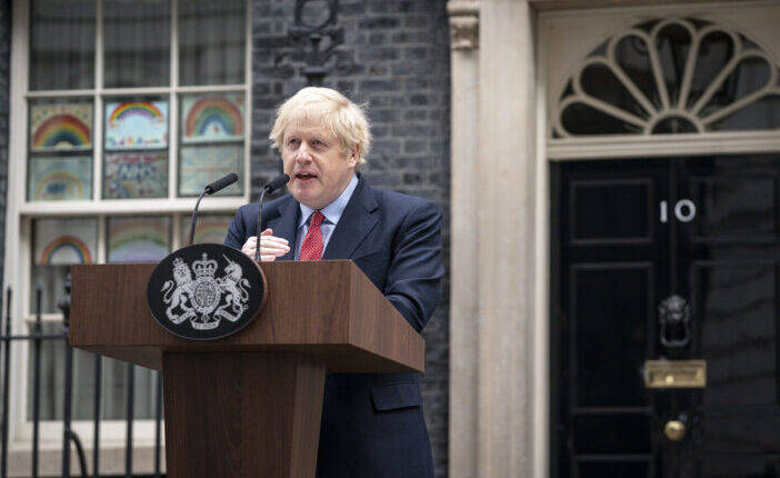 Boris Johnson felkérte a pártját, segítsék újra hatalomra, mert csak ő mentheti meg a kormányt a csúfos bukástól 9