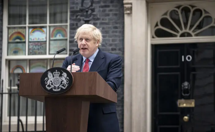 Boris Johnson felkérte a pártját, segítsék újra hatalomra, mert csak ő mentheti meg a kormányt a csúfos bukástól 13