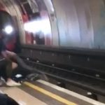 Óriási mázlija volt két fiatalnak az egyik londoni metrómegállóban, pillanatokon múlt az életük